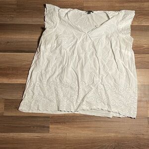 Lane Bryant short sleeve top with crochet style design